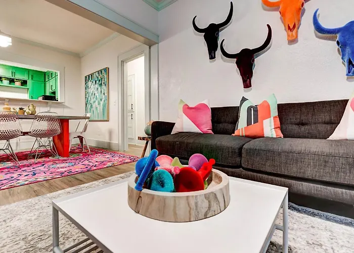 Color Pop Cottage - Half Mile From Plaza District